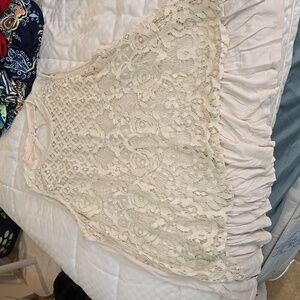 Cute crochet top with flowy material underneath size xl maurices